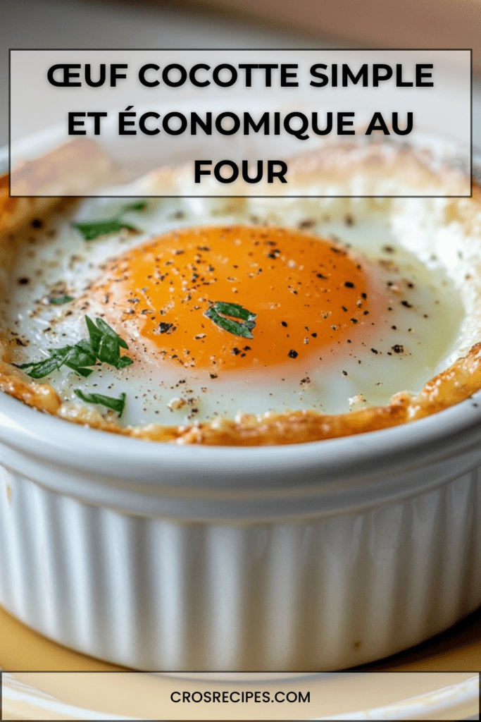 Œuf cocotte cuit au four dans un ramequin, avec blanc pris et jaune encore coulant, garni de fines herbes et servi chaud