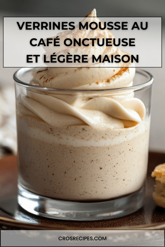 Verrine mousse transparente remplie de mousse au café onctueuse pochée à la douille, décorée de cacao en poudre avec biscuit émietté au fond