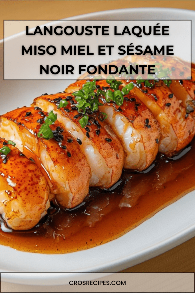 Queues de langouste laquées au miso et miel, nappées d’un glaçage brillant et garnies de sésame noir et ciboule fraîche, servies dans une assiette élégante