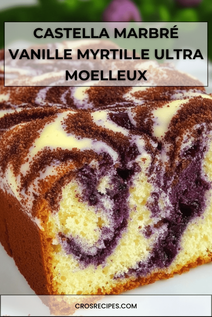 Gâteau castella marbré vanille et myrtille, moelleux et aérien, avec un dessus doré et un marbrage violet délicat