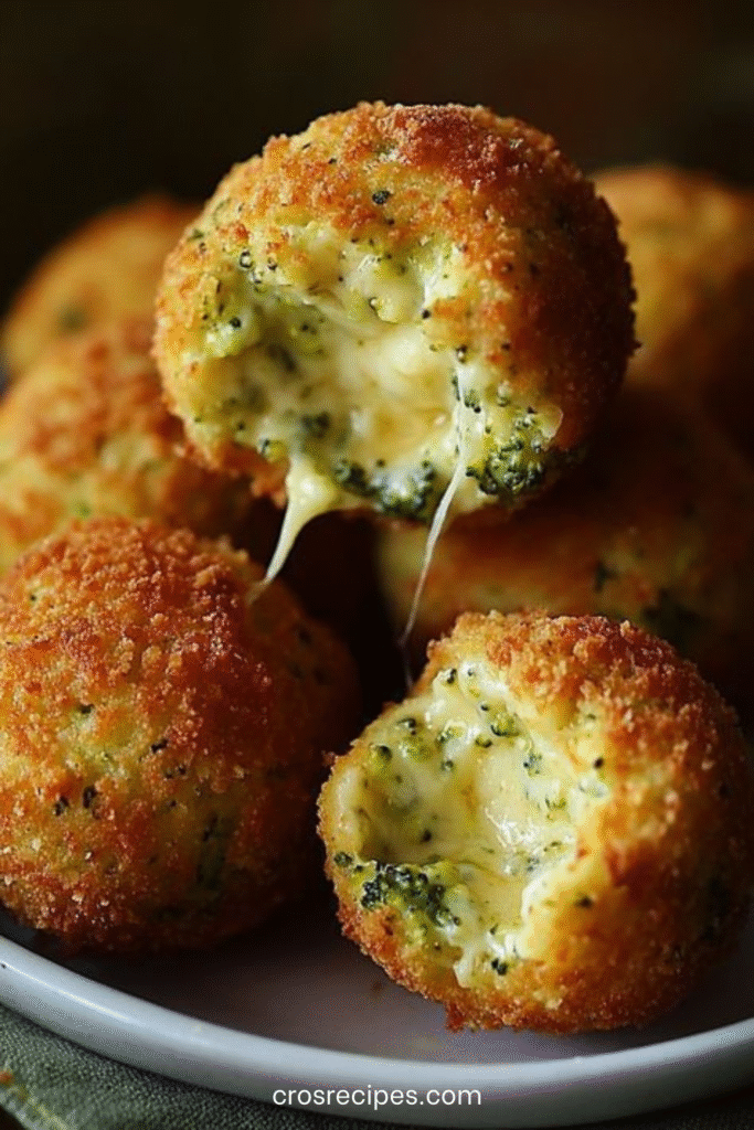 Boulettes de brocoli panées et dorées, croustillantes à l’extérieur et fondantes au fromage à l’intérieur.