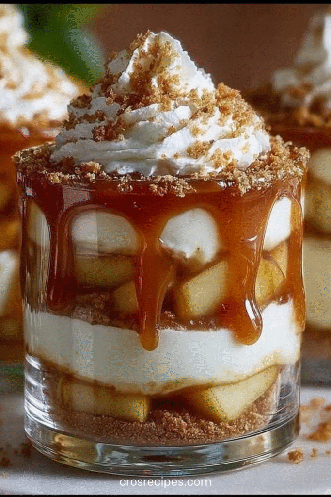 Verrines pommes dessert composées de pommes caramélisées, caramel doré et chantilly vanillée, servies en couches.