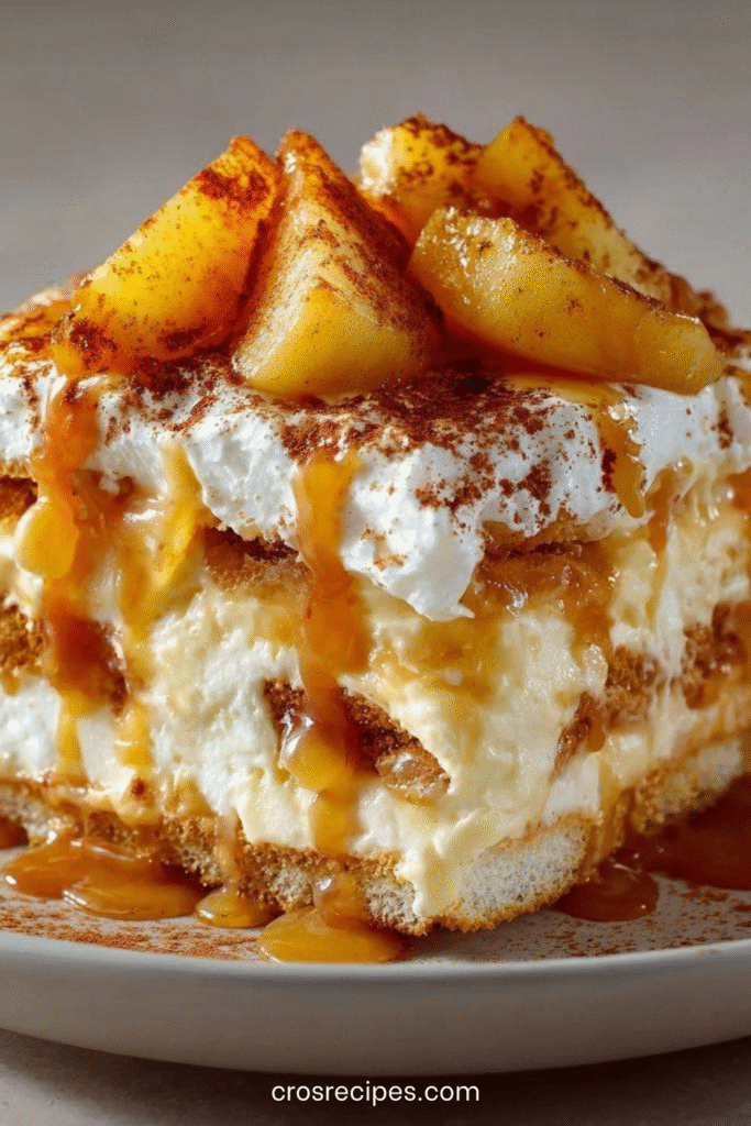 Tiramisu aux pommes caramélisées et caramel beurre salé servi en verrine, avec couches visibles de crème et fruits.