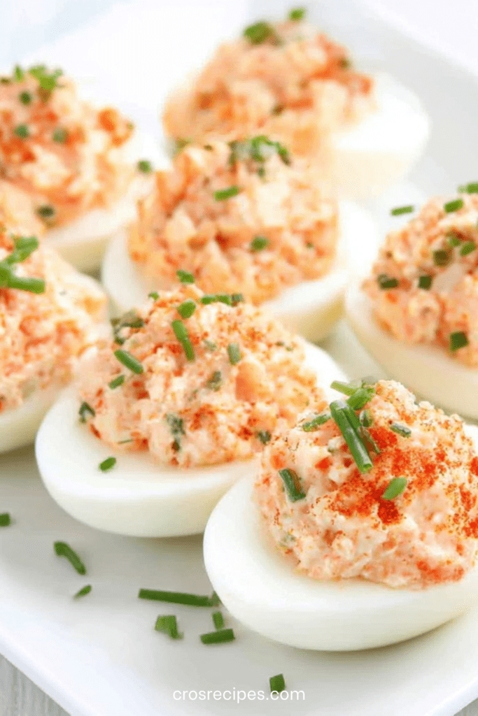 Œufs mimosa citron et ciboulette, garnis d’une crème onctueuse et servis froids sur une assiette.