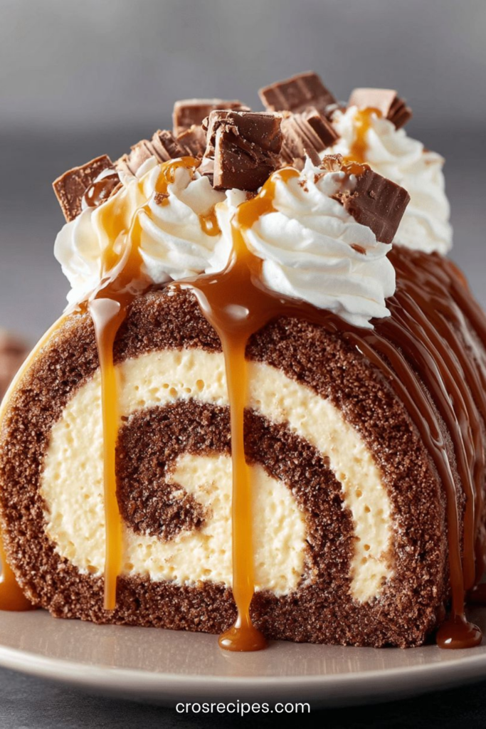 Gâteau moka roulé nappé de caramel, garni de crème vanille et décoré de morceaux de chocolat.