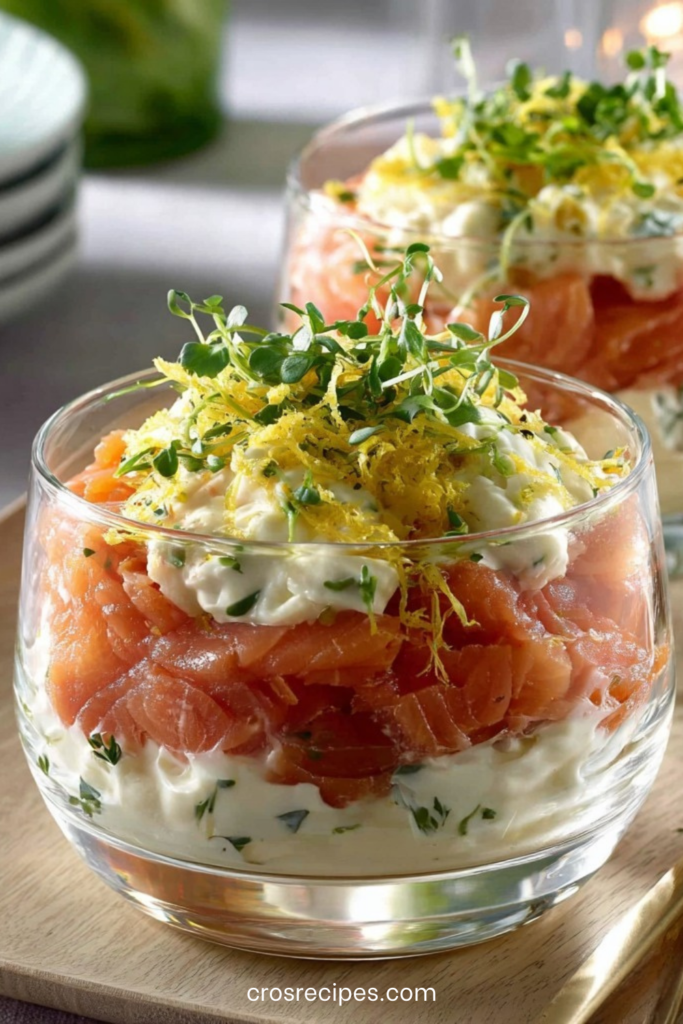 Verrines de saumon fumé au fromage frais citronné, décorées de micro-pousses, servies en entrée élégante.