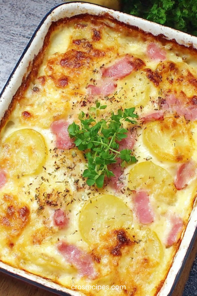 Gratin de pommes de terre aux lardons fumés, doré au four, servi chaud dans un plat familial.