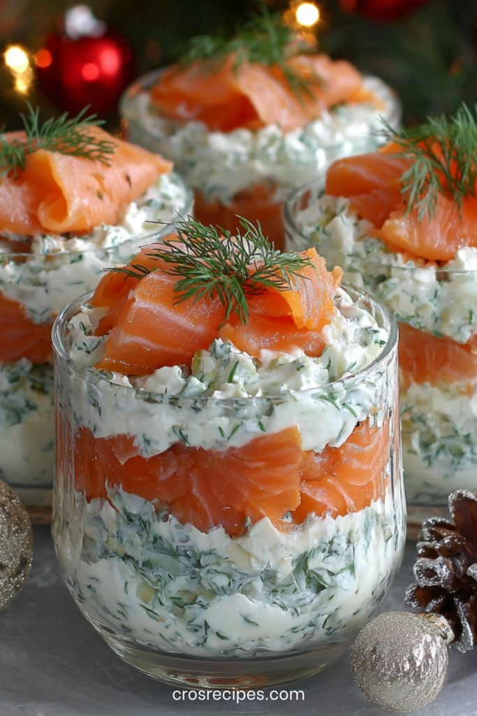 Verrines superposées au saumon fumé et fromage frais à l’aneth, décorées de brins d’aneth et servies bien fraîches