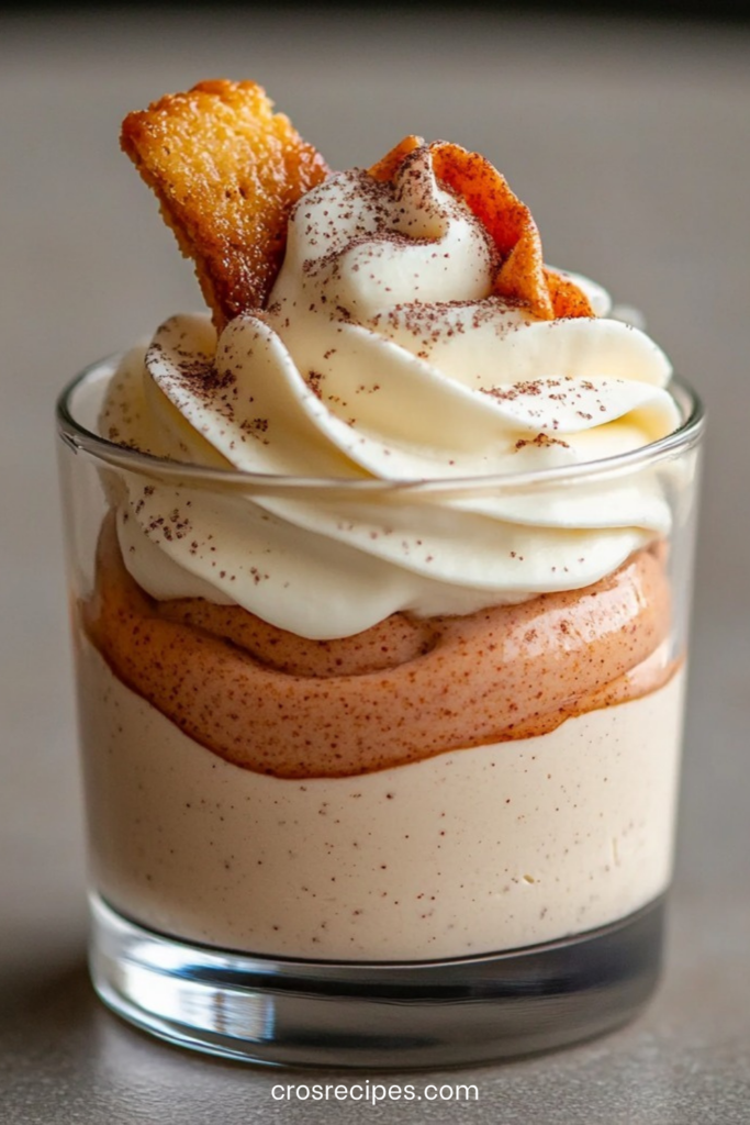 Mini verrines garnies de mousse aux spéculoos et chantilly vanillée, décorées de biscuits spéculoos et d’un léger voile de cacao