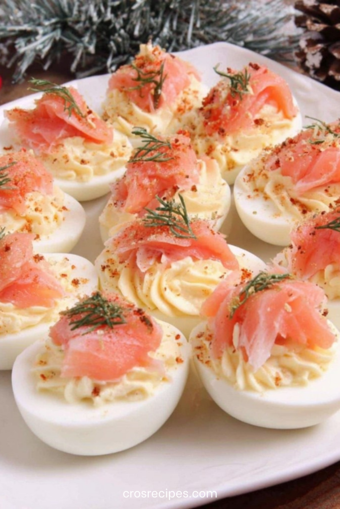 Assiette d’œufs mimosa garnis de crème aux jaunes d’œufs et mayonnaise, décorés de lanières de saumon fumé et d’aneth frais finement ciselé