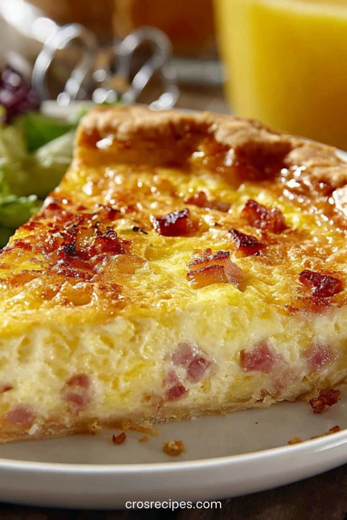 Quiche lardons et fromage dorée au four, découpée en parts égales, avec pâte croustillante et garniture crémeuse sur une assiette