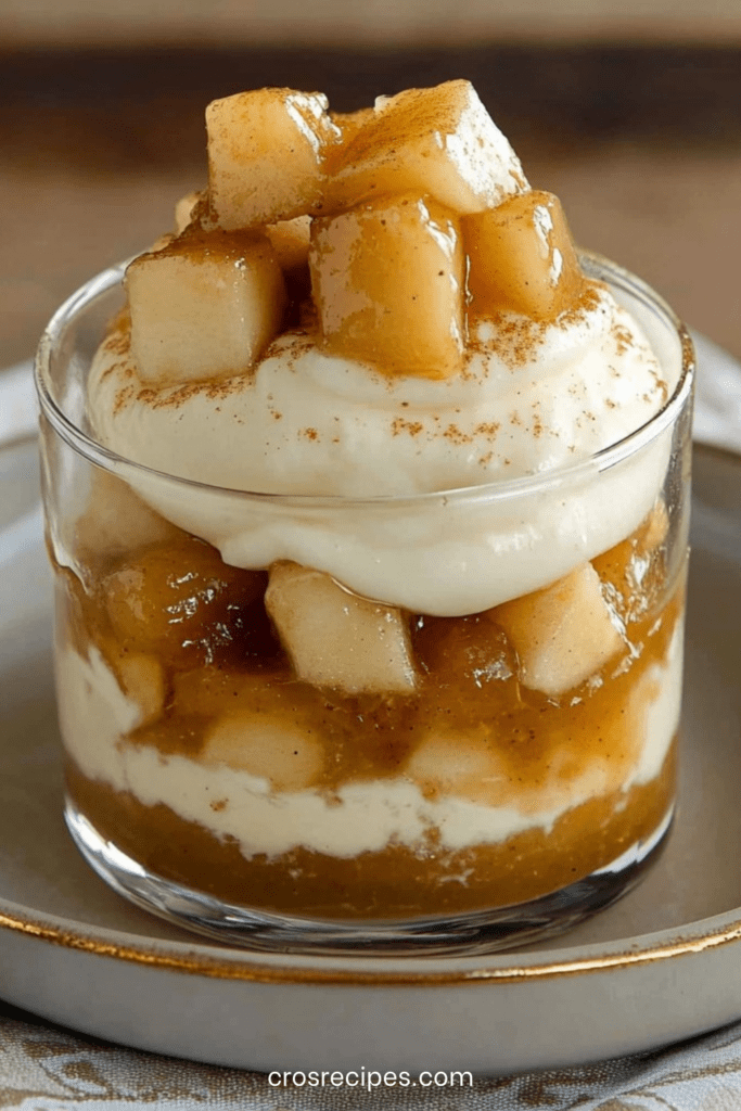 Verrines transparentes garnies de pommes caramélisées et de crème vanille onctueuse, décorées de cannelle sur le dessus