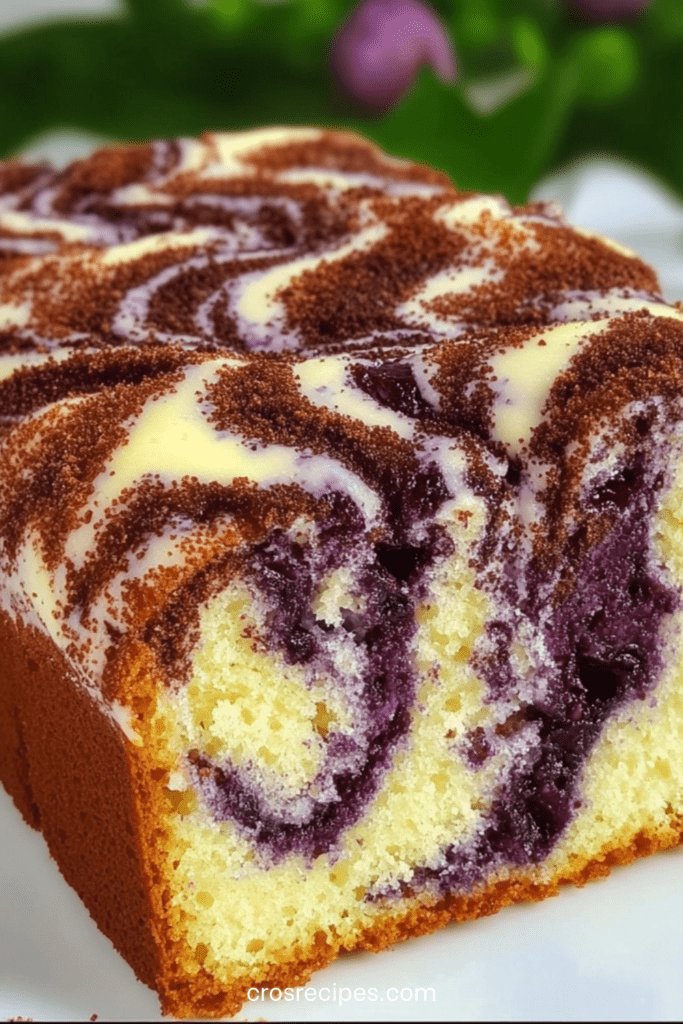 Gâteau castella marbré vanille et myrtille, moelleux et aérien, avec un dessus doré et un marbrage violet délicat