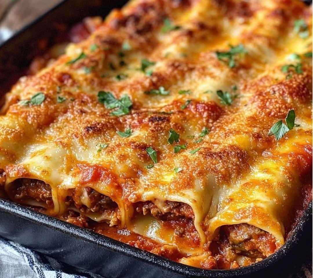 Cannelloni à la sicilienne gratinés avec sauce tomate maison, mozzarella fondue et basilic frais.