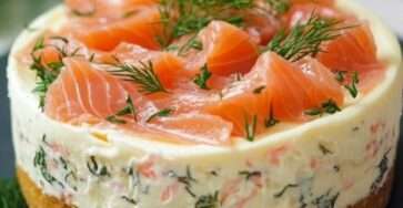 Cheesecake individuel au saumon fumé avec base croquante et ciboulette.