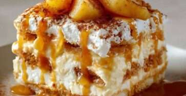 Tiramisu aux pommes caramélisées et caramel beurre salé servi en verrine, avec couches visibles de crème et fruits.