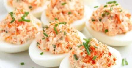 Œufs mimosa citron et ciboulette, garnis d’une crème onctueuse et servis froids sur une assiette.