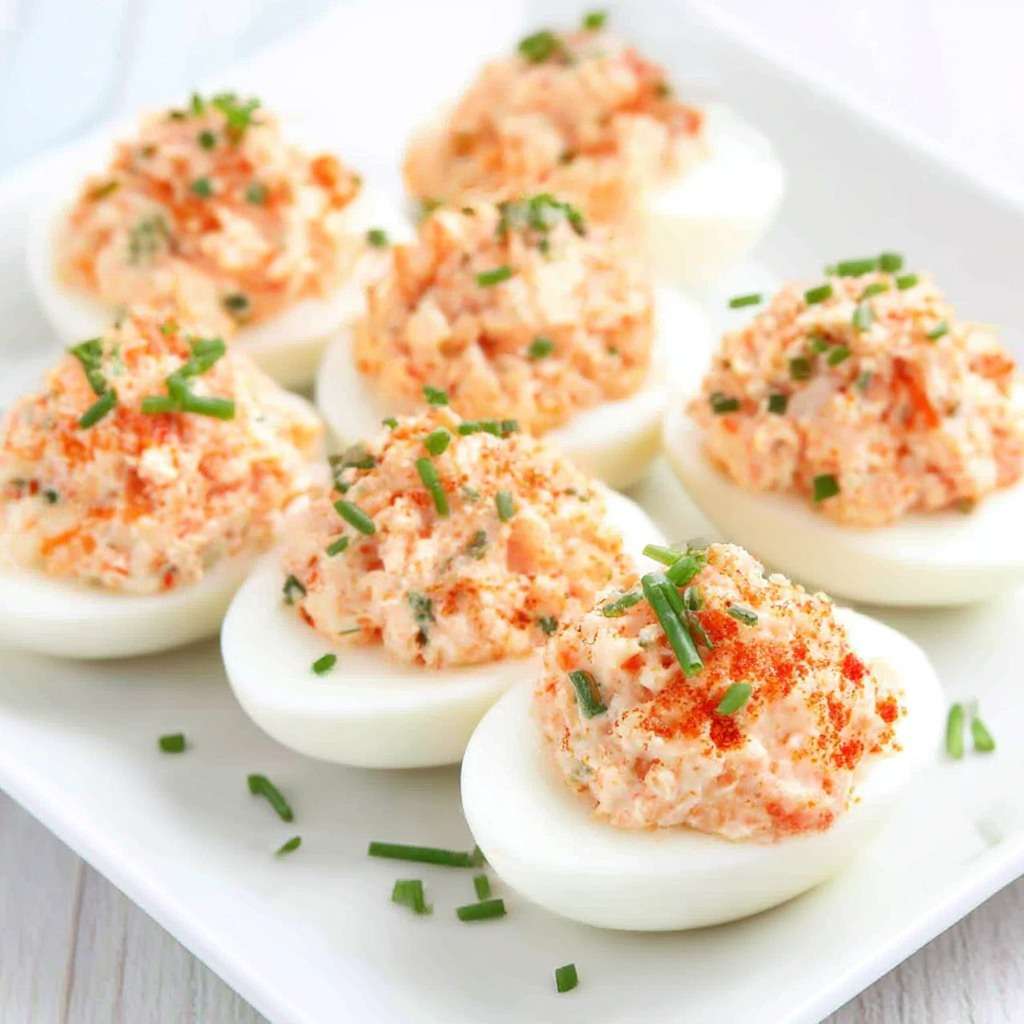 Œufs mimosa citron et ciboulette, garnis d’une crème onctueuse et servis froids sur une assiette.