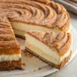 Churro cheesecake doré à la cannelle, texture croustillante et cœur fondant au fromage frais.