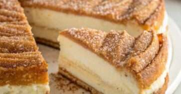 Churro cheesecake doré à la cannelle, texture croustillante et cœur fondant au fromage frais.