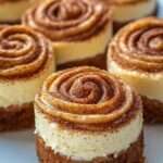 Mini cheesecakes roulés à la cannelle avec swirl façon cinnamon roll et glaçage crémeux.