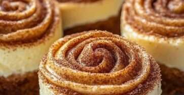 Mini cheesecakes roulés à la cannelle avec swirl façon cinnamon roll et glaçage crémeux.