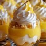 Verrines façon tarte au citron meringuée avec base biscuitée, crème citron et meringue dorée.