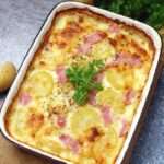 Gratin de pommes de terre aux lardons fumés, doré au four, servi chaud dans un plat familial.