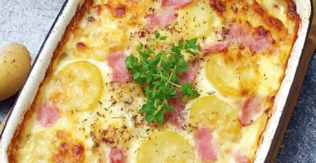 Gratin de pommes de terre aux lardons fumés, doré au four, servi chaud dans un plat familial.