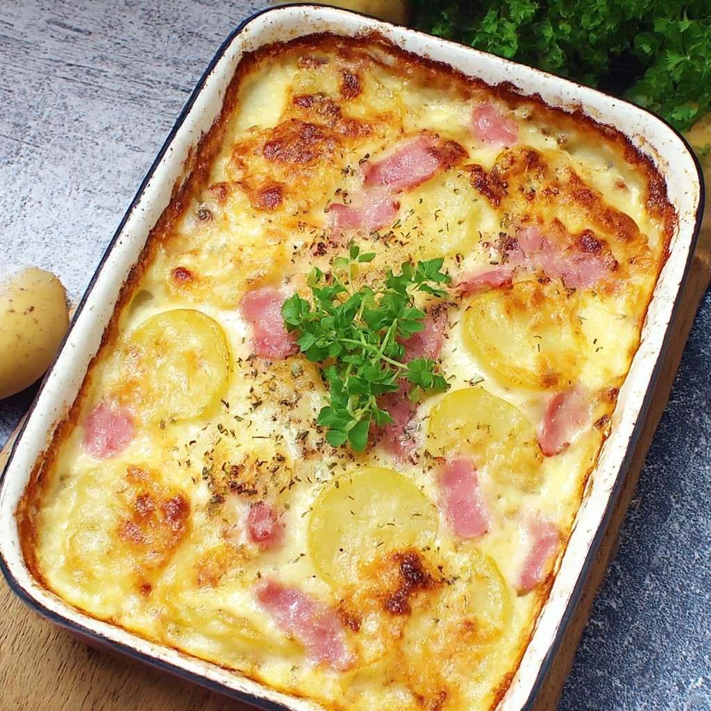 Gratin de pommes de terre aux lardons fumés, doré au four, servi chaud dans un plat familial.