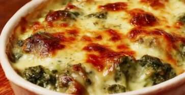 Gratin de brocoli au fromage doré au four, nappé de béchamel crémeuse et gratiné sur le dessus.