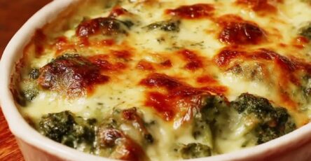 Gratin de brocoli au fromage doré au four, nappé de béchamel crémeuse et gratiné sur le dessus.