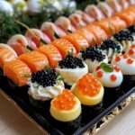 Buffet et Assortiment de bouchées festives au saumon, caviar noir, œufs de caille et tartelettes garnies de fromage frais et œufs de saumon.