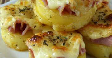 Nids de pommes de terre gratinés disposés dans un plat, dorés au four avec fromage fondu et morceaux de jambon, servis chauds et croustillants