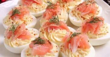 Assiette d’œufs mimosa garnis de crème aux jaunes d’œufs et mayonnaise, décorés de lanières de saumon fumé et d’aneth frais finement ciselé