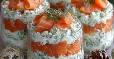 Verrines superposées au saumon fumé et fromage frais à l’aneth, décorées de brins d’aneth et servies bien fraîches