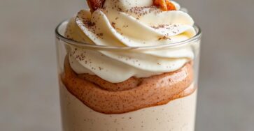 Mini verrines garnies de mousse aux spéculoos et chantilly vanillée, décorées de biscuits spéculoos et d’un léger voile de cacao