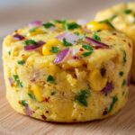 Moelleux de maïs avec oignons rouges et herbes, dorés au four et servis tièdes dans de petits moules