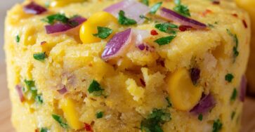 Moelleux de maïs avec oignons rouges et herbes, dorés au four et servis tièdes dans de petits moules