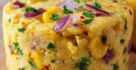 Moelleux de maïs avec oignons rouges et herbes, dorés au four et servis tièdes dans de petits moules