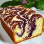 Gâteau castella marbré vanille et myrtille, moelleux et aérien, avec un dessus doré et un marbrage violet délicat