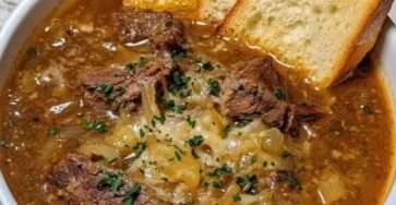 Soupe à l’oignon française gratinée au fromage avec bœuf braisé effiloché, pain croustillant et fromage fondu doré