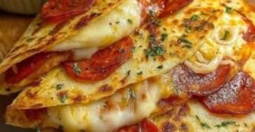 Quesadilla façon pizza garnie de mozzarella fondante, pepperoni croustillant et sauce tomate, coupée en parts dorées sur planche en bois.