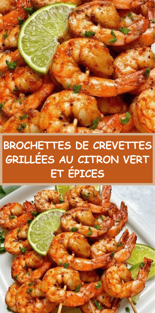 Brochettes de crevettes grillées dorées au citron vert et paprika fumé, garnies de coriandre fraîche, servies avec quartiers de lime.