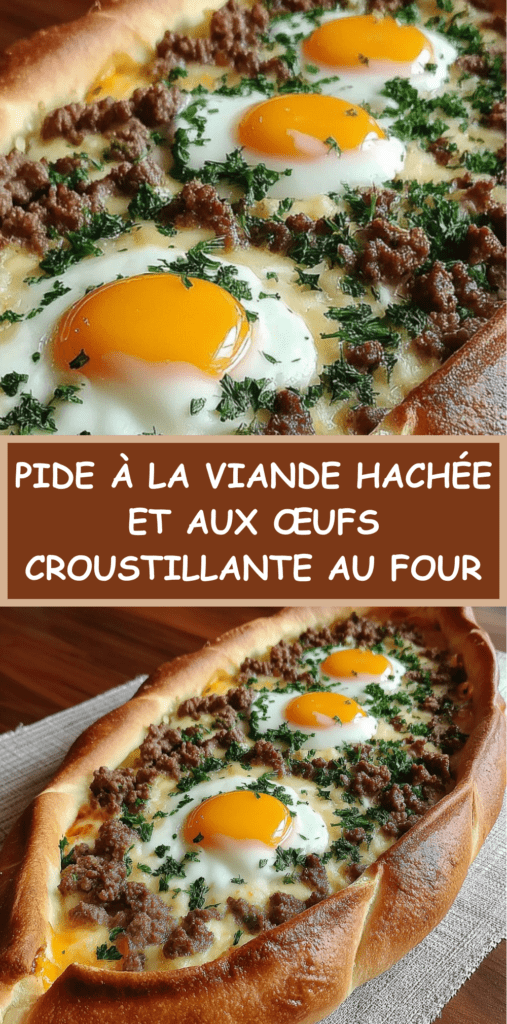 Pide turque en forme de bateau garnie de viande hachée, fromage fondu et œufs coulants, cuite au four et parsemée de persil frais.