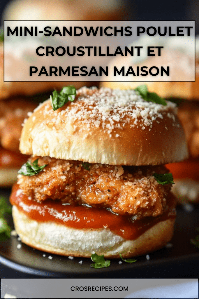 Mini-sandwichs garnis de poulet croustillant pané au parmesan, salade verte et sauce, servis dans de petits pains moelleux