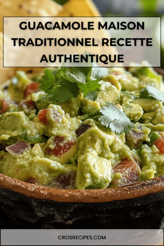 Bol de guacamole maison crémeux préparé avec avocats mûrs, oignon, citron vert et coriandre, servi avec des tortillas croustillantes