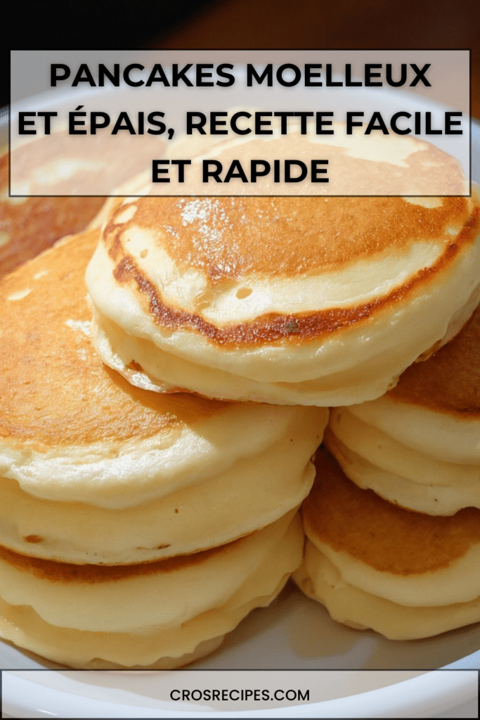 Pile de pancakes maison épais et moelleux servis chauds avec sirop d’érable et beurre sur une assiette