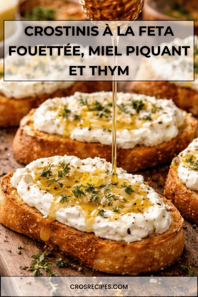 Crostinis croustillants garnis de feta fouettée onctueuse, nappés de miel piquant et décorés de thym frais