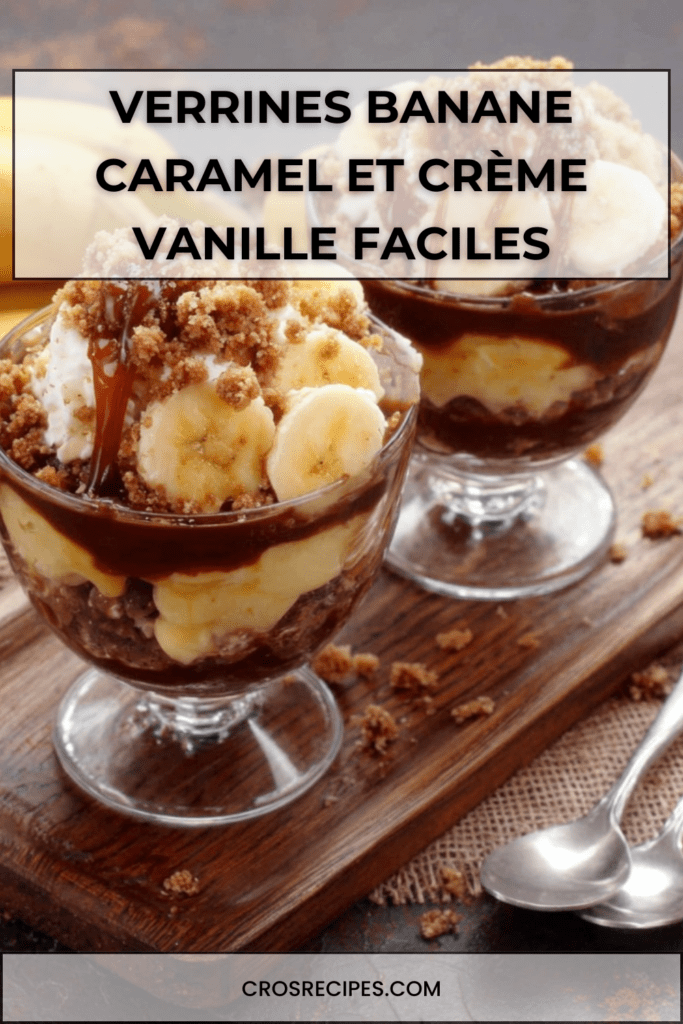 Verrines banane avec crème vanille onctueuse, caramel nappant et crumble biscuité croustillant, présentées en couches visibles.